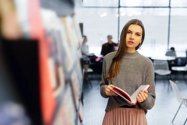 Young Fashion Woman Hold Her Interesting Book Stand Wall Books — Stock Photo, Image