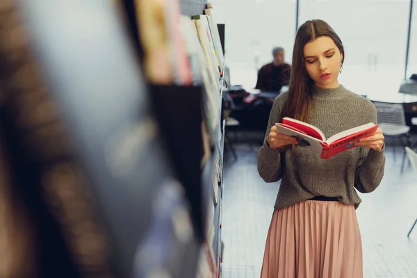 Young Fashion Woman Hold Her Interesting Book Stand Wall Books — Stock Photo, Image