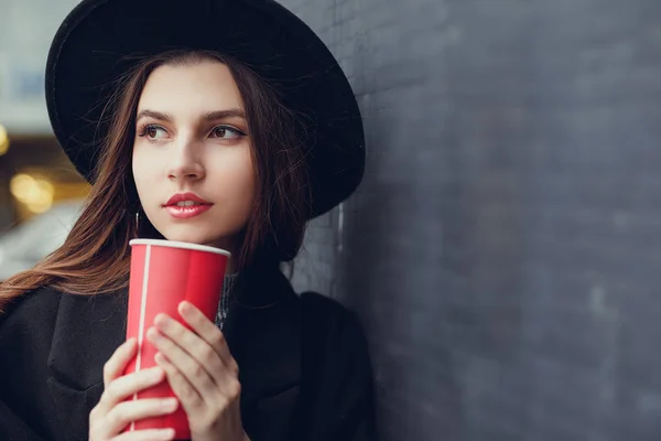 Jonge Mode Vrouw Houd Haar Warm Kopje Koffie Staan Buurt — Stockfoto