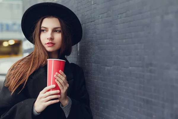 Young Fashion Woman Hold Her Hot Cup Coffee Stand Wall — Stock Photo, Image