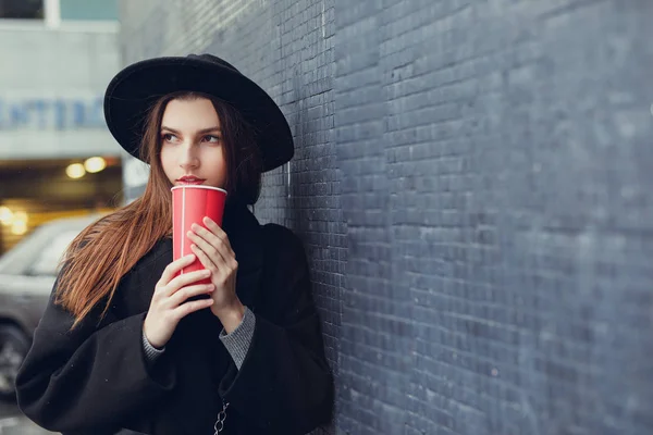 Young Fashion Woman Hold Her Hot Cup Coffee Stand Wall — Stock Photo, Image