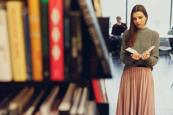 Young Fashion Woman Hold Her Interesting Book Stand Wall Books — Stock Photo, Image