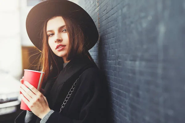 Young Fashion Woman Hold Her Hot Cup Coffee Stand Wall — Stock Photo, Image