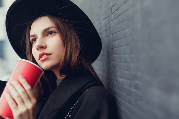 Jonge Mode Vrouw Houd Haar Warm Kopje Koffie Staan Buurt — Stockfoto