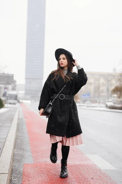 若い周辺街ストリート ウエア黒帽子ルックを歩いて女性をファッションし カメラに笑顔します 領域をコピーします イメージ — ストック写真