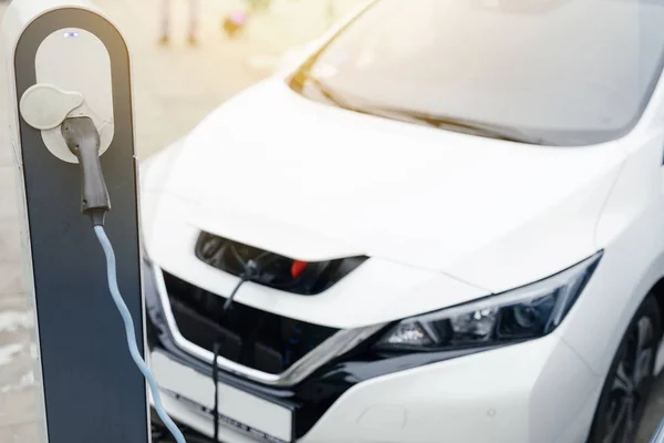 Elektrikli araç şarj istasyonu. Bir elektrikli araba şarj ediliyor takılı güç kaynağının kapatın. -Görüntü