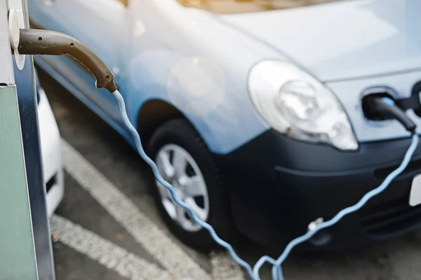 Elektrické Auto Nabíjecí Stanice Zblízka Napájení Zapojen Elektrické Auto Nevybírají — Stock fotografie