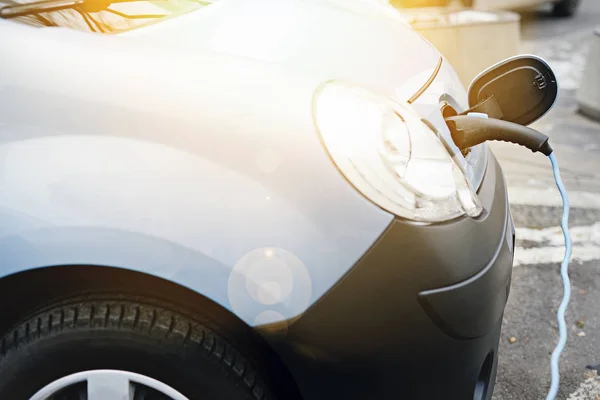 Elektrikli araç şarj istasyonu. Bir elektrikli araba şarj ediliyor takılı güç kaynağının kapatın. -Görüntü