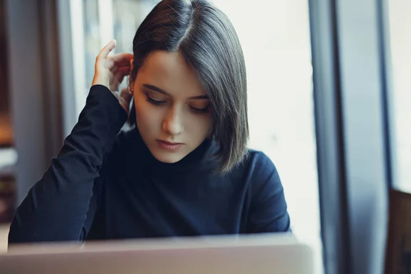 Mujer Mira Alrededor Sonríe Mientras Trabaja Café Computadora Portátil Retrato —  Fotos de Stock