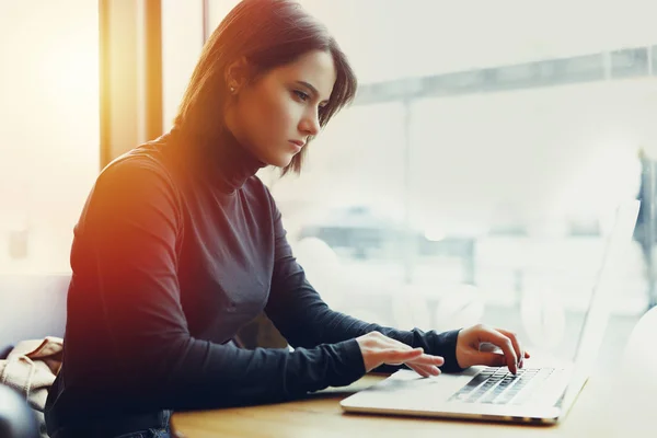 Kadın etrafına bakmak ve Cafe çalışmalarında ise onu Laptop gülümse. Kış giysileri içinde şık gülümseyen kadın portresi Laptop iş. Güneş - görüntü stiliyle kadın Bussiness