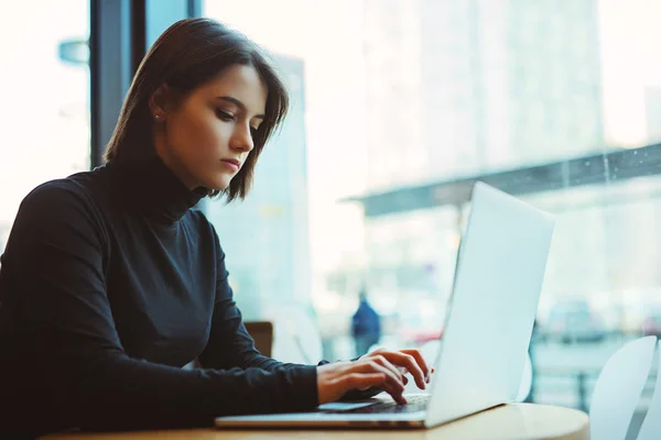 Mujer Mira Alrededor Sonríe Mientras Trabaja Café Computadora Portátil Retrato —  Fotos de Stock