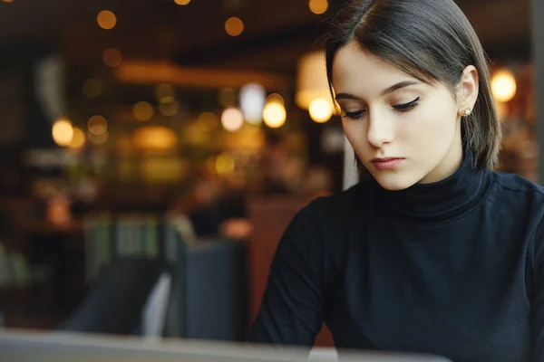 Mujer Mira Alrededor Sonríe Mientras Trabaja Café Computadora Portátil Retrato —  Fotos de Stock