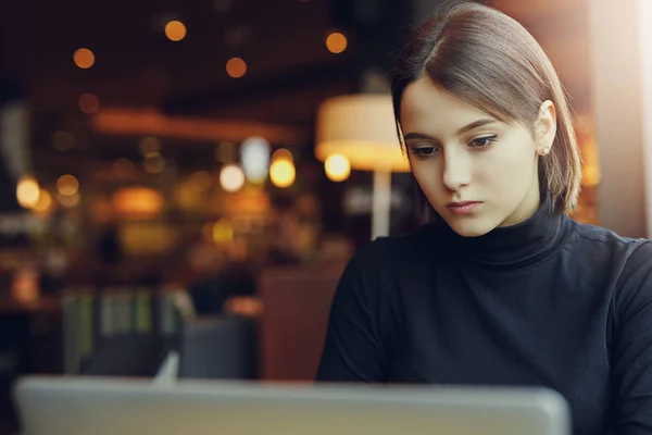 Mujer Mira Alrededor Sonríe Mientras Trabaja Café Computadora Portátil Retrato —  Fotos de Stock