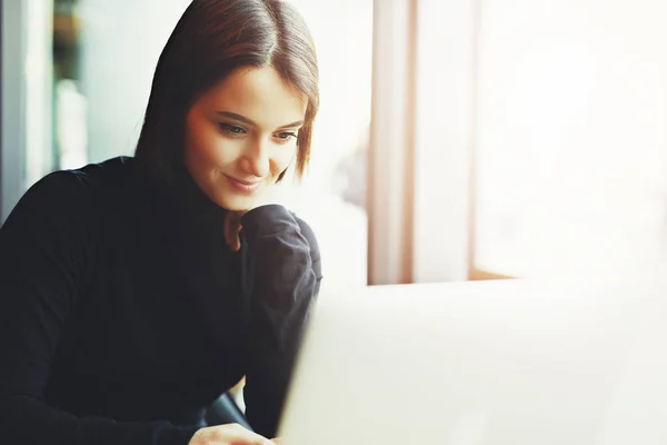 Mujer Mira Alrededor Sonríe Mientras Trabaja Café Computadora Portátil Retrato —  Fotos de Stock