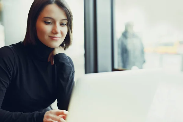 Kobieta Rozejrzeć Uśmiech Podczas Pracy Cafe Swojego Laptopa Portret Stylowy — Zdjęcie stockowe