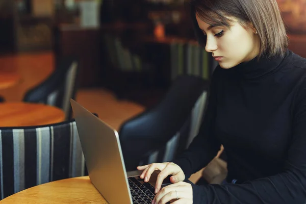 Mujer Mira Alrededor Sonríe Mientras Trabaja Café Computadora Portátil Retrato —  Fotos de Stock