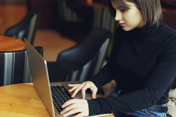 Mujer Mira Alrededor Sonríe Mientras Trabaja Café Computadora Portátil Retrato —  Fotos de Stock