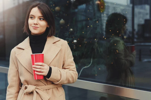 Vrouw Haar Hete Koffie Drinken Tijdens Het Lopen Straat Portret — Stockfoto