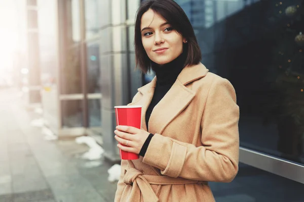 Vrouw Haar Hete Koffie Drinken Tijdens Het Lopen Straat Portret — Stockfoto