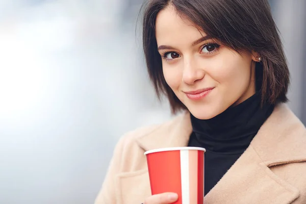 Vrouw Haar Hete Koffie Drinken Tijdens Het Lopen Straat Portret — Stockfoto