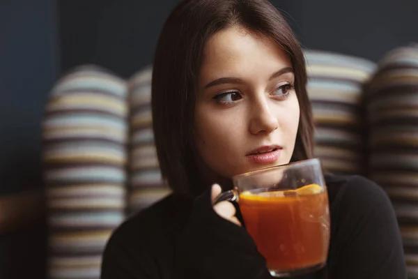 Kadın Giyim Gözlük Onun Sıcak Çay Içmek Süre Üstünde Onu — Stok fotoğraf