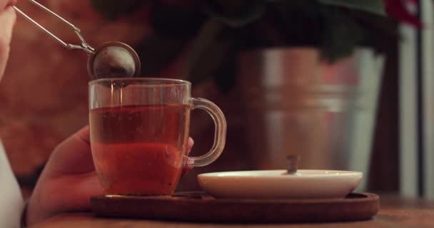 Mujer Bonita Sentarse Cafetería Con Una Taza Caliente Beberlo Mientras — Vídeo de stock