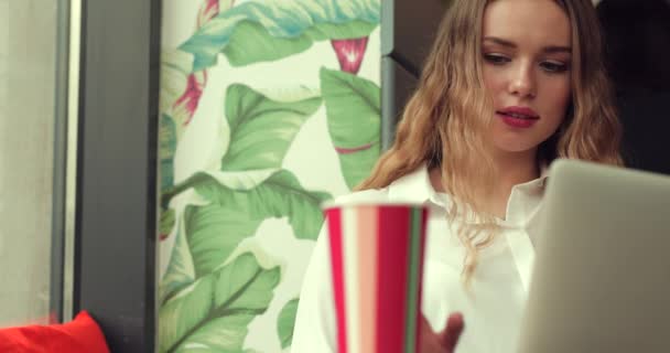 Hübsche Frau Sitzt Mit Einer Tasse Heißem Tee Café Und — Stockvideo