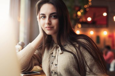 Oldukça esmer kadın onun işi kafede, gözlük ve dizüstü pencerenin yakınındaki bir sohbet. -Görüntü