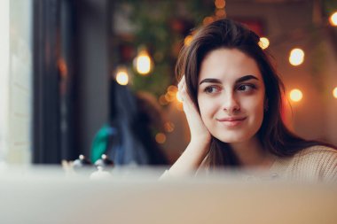 Oldukça esmer kadın onun işi kafede, gözlük ve dizüstü pencerenin yakınındaki bir sohbet. -Görüntü