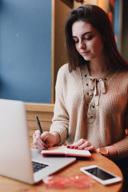 Oldukça esmer kadın onun işi kafede, gözlük ve dizüstü pencerenin yakınındaki bir sohbet. -Görüntü