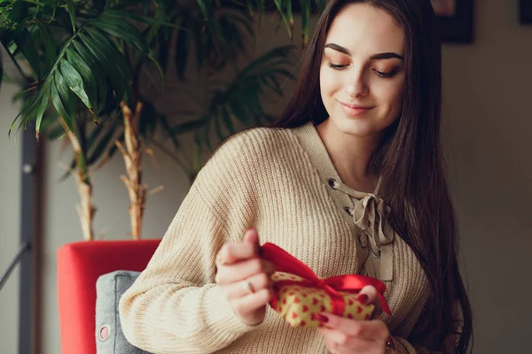 Pretty Brunette Woman Sit Flor Open Her Christmas Present Happy — Stock Photo, Image