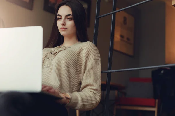 Pretty Brunette Woman Her Work Cafe Wear Glasses Chat Laptop — Stock Photo, Image