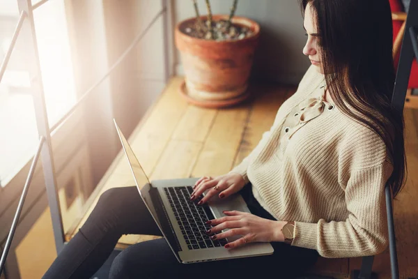 Oldukça esmer kadın onun işi kafede, gözlük ve dizüstü pencerenin yakınındaki bir sohbet. -Görüntü