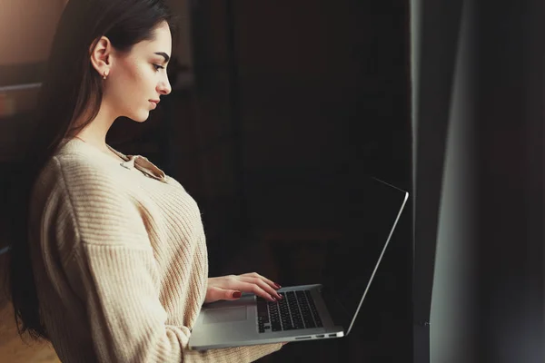 Mujer Morena Bonita Hacer Trabajo Cafetería Usar Gafas Charlar Ordenador —  Fotos de Stock