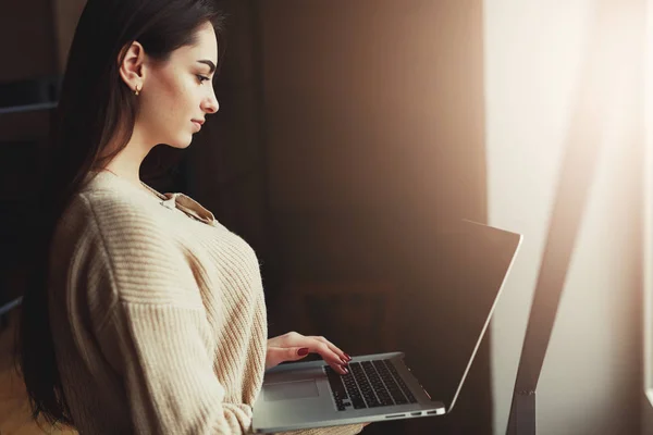 Mujer Morena Bonita Hacer Trabajo Cafetería Usar Gafas Charlar Ordenador —  Fotos de Stock