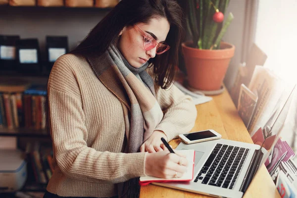 Mujer Morena Bonita Hacer Trabajo Cafetería Usar Gafas Charlar Ordenador —  Fotos de Stock