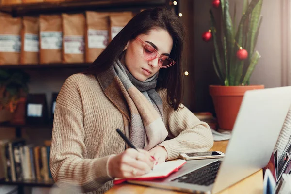 Mujer Morena Bonita Hacer Trabajo Cafetería Usar Gafas Charlar Ordenador —  Fotos de Stock