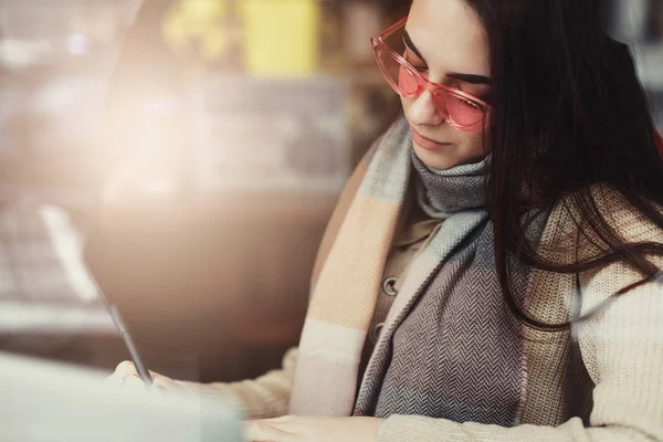 Mujer Morena Bonita Hacer Trabajo Cafetería Usar Gafas Charlar Ordenador —  Fotos de Stock