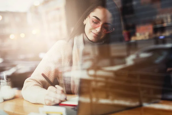 Mujer Morena Bonita Hacer Trabajo Cafetería Usar Gafas Charlar Ordenador —  Fotos de Stock