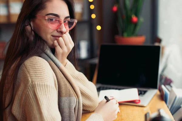 Mujer Morena Bonita Hacer Trabajo Cafetería Usar Gafas Charlar Ordenador —  Fotos de Stock