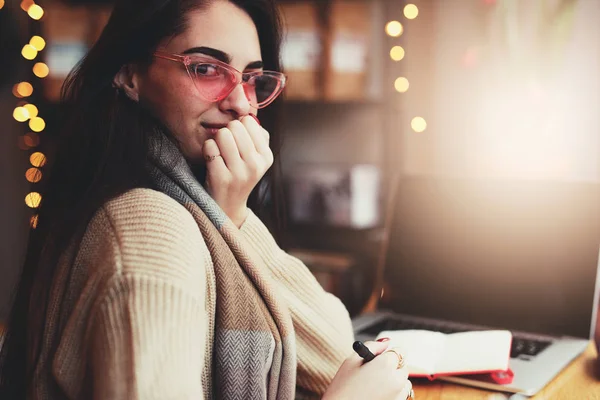 Mujer Morena Bonita Hacer Trabajo Cafetería Usar Gafas Charlar Ordenador —  Fotos de Stock