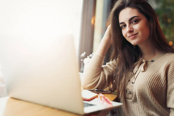 Mujer Morena Bonita Hacer Trabajo Cafetería Usar Gafas Charlar Ordenador —  Fotos de Stock