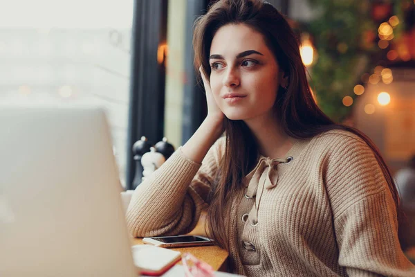 Mujer Morena Bonita Hacer Trabajo Cafetería Usar Gafas Charlar Ordenador —  Fotos de Stock