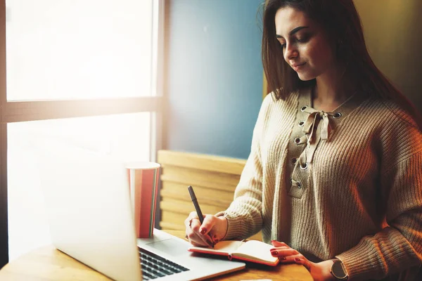 Pretty Brunette Woman Her Work Cafe Wear Glasses Chat Laptop — Stock Photo, Image