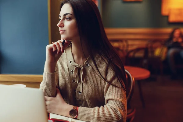 Mooie Brunette Vrouw Haar Werken Cafe Bril Chatten Laptop Buurt — Stockfoto