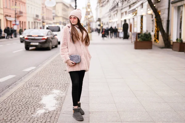 ファッションの街を歩いている女性 ピンクのメガネとパントン カラー ジャケットを着用し カメラを見てください 領域をコピーします イメージ — ストック写真