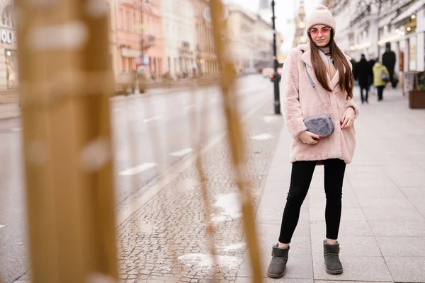 ファッションの街を歩いている女性 ピンクのメガネとパントン カラー ジャケットを着用し カメラを見てください 領域をコピーします イメージ — ストック写真