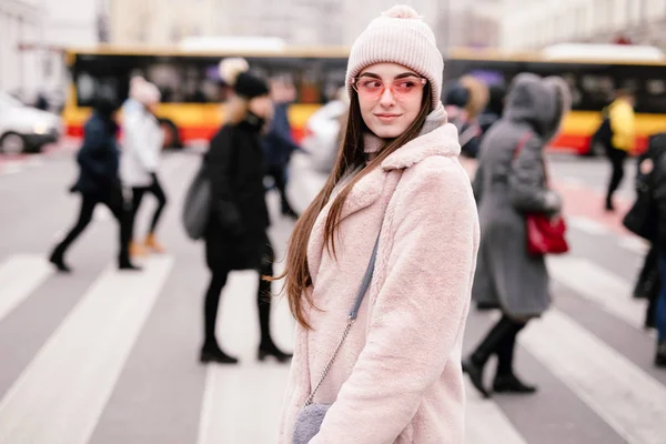 Mode Vrouw Lopen Straat Stad Pantone Kleur Jaket Met Roze — Stockfoto