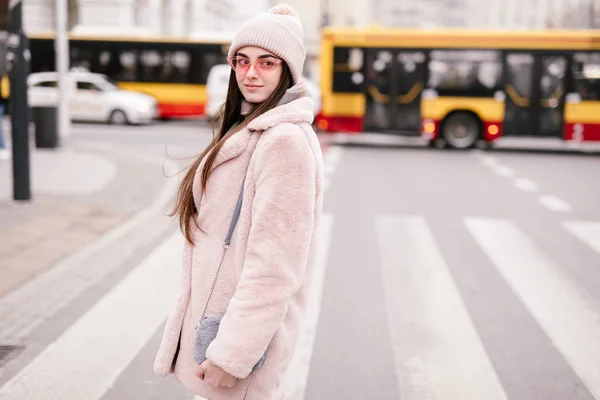 Fashion Woman Walking City Street Wear Pantone Color Jaket Pink — Stock Photo, Image