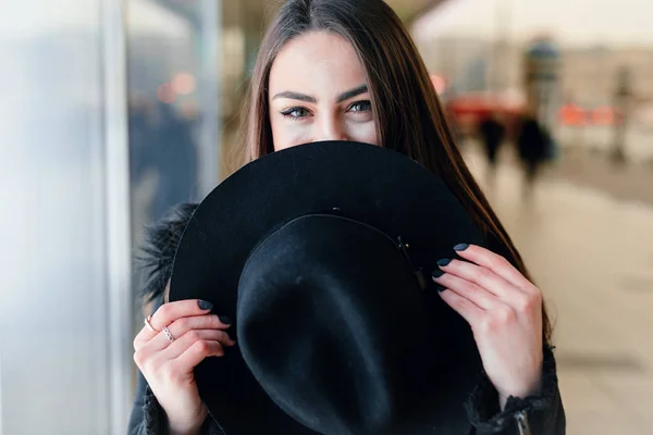 Pretty Girl Stand Street Wear Black Hat Look Window Store — Stock Photo, Image